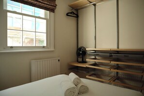 3 bedrooms, desk, iron/ironing board, travel cot
