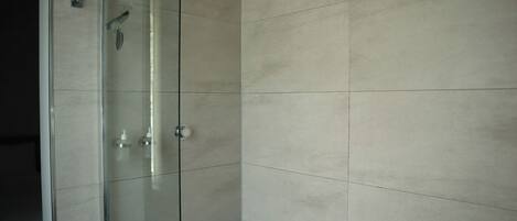 Secador de pelo, toallas