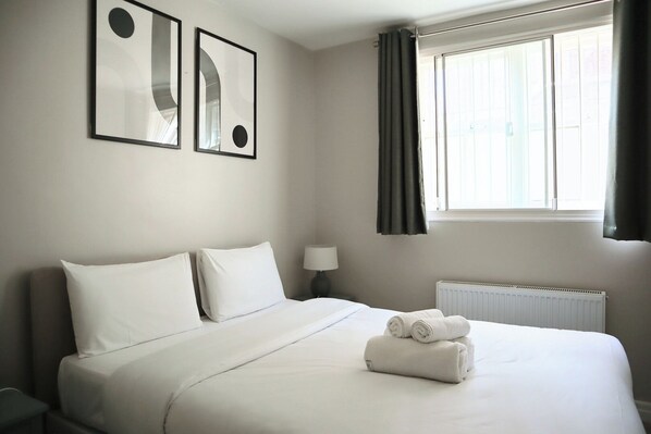 2 bedrooms, desk, iron/ironing board, travel crib