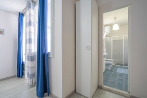 Een douche, een bidet, handdoeken