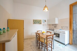 Fridge, oven, stovetop, coffee/tea maker