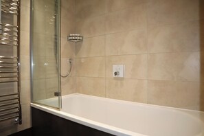 Hårtork, handdukar, tvål och schampo