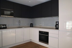 Geladeira, micro-ondas, fogão, cooktop