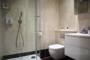 Secador de cabelo, toalhas de banho, sabonete, shampoo