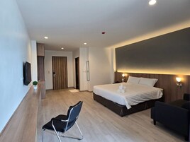 Caja de seguridad en la habitación y tabla de planchar con plancha 