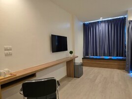 Caja de seguridad en la habitación y tabla de planchar con plancha 