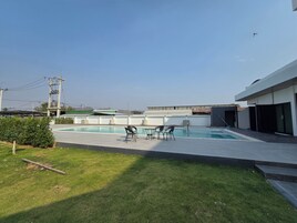 Una piscina al aire libre