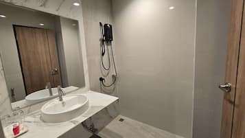 Family Room | Bilik Mandi | Pancuran mandi, kelengkapan dandanan diri percuma, pengering rambut