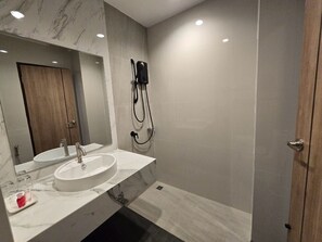 Family Room | Bathroom | Shower, free toiletries, hair dryer, slippers - Manee Mantra Hotel Kanchanaburi (Kanchanaburi)