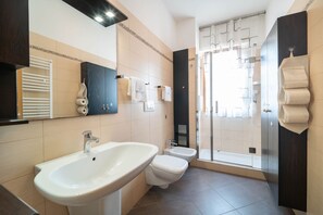 Shower, hair dryer, bidet, towels - WePuglia - Dimora Diamante (Polignano a Mare)