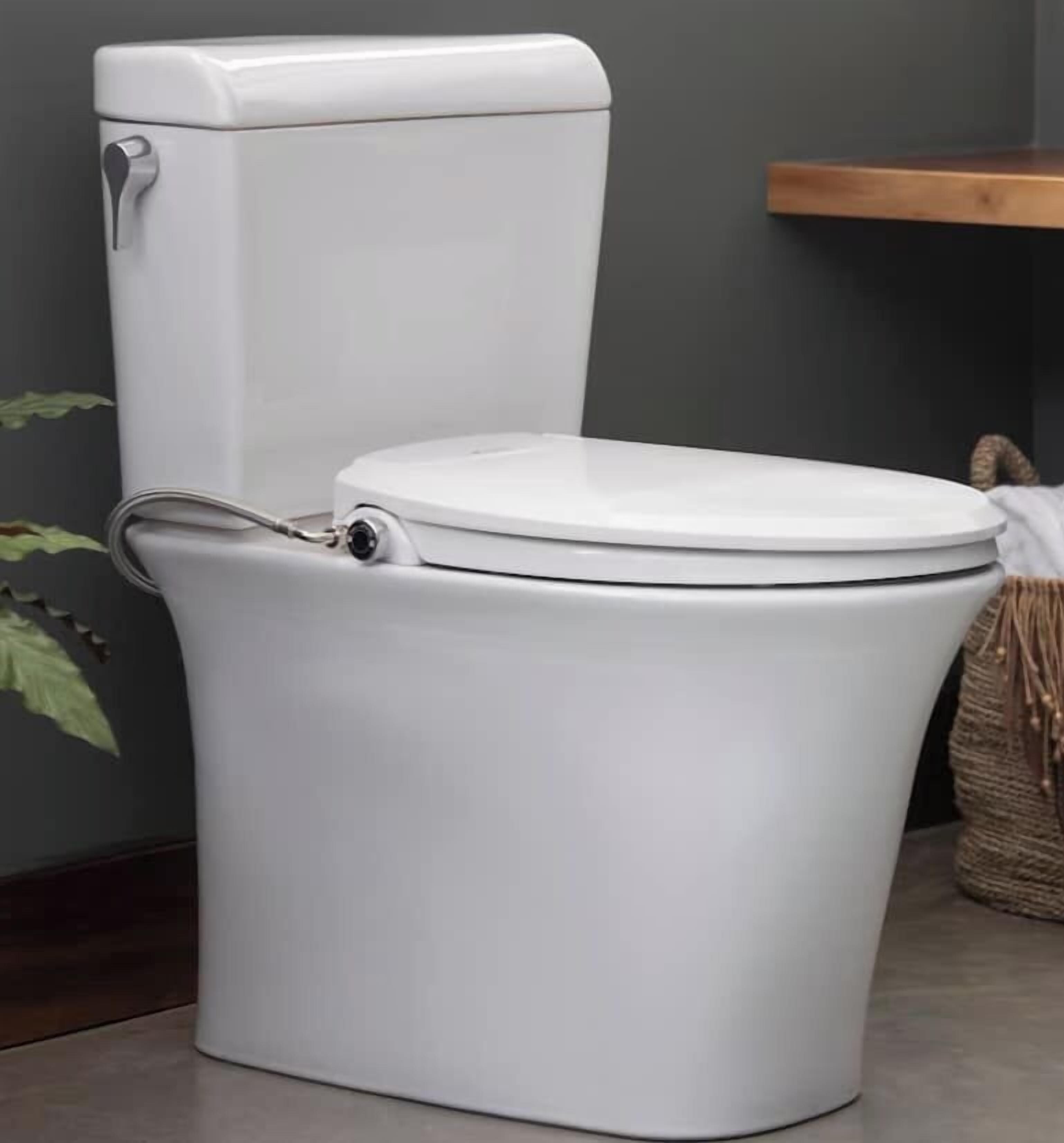 Des toilettes blanches, avec un abattant et une poignée pour tirer la chasse d’eau.