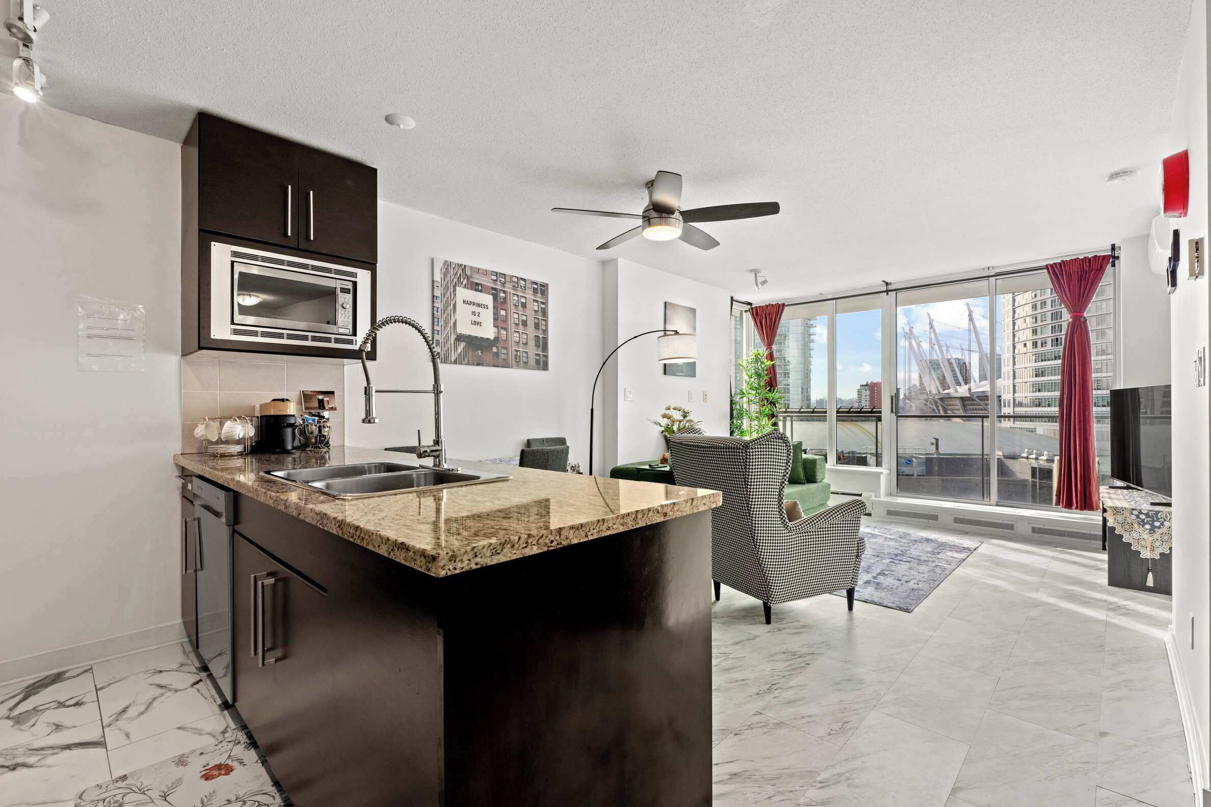 Réfrigérateur, micro-ondes, four, plaque de cuisson