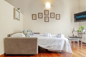 2 bedrooms, desk, iron/ironing board, WiFi - Homiday-Centro: Relax and enjoy this simple and comfortable accommodation in the heart of the city maintaining at the same time tranquility and silence during the night hours. Located in the city center, it allows you to reach the station or the tower of (Pisa)