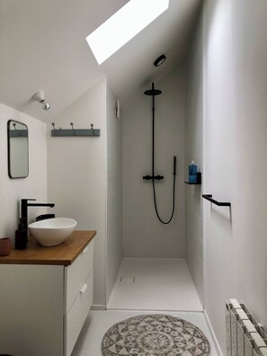 Dusche, Haartrockner, Handtücher, Seife