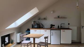 Een koelkast, een oven, een kookplaat, een waterkoker
