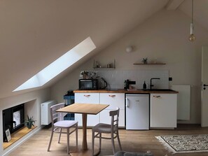 冷蔵庫、オーブン、コンロ、電気ポット