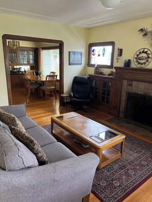 Smart-TV, bøker og kontorer