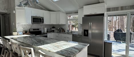 Refrigerador, microondas, horno, placa de cocina