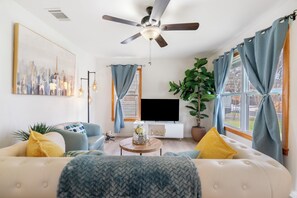 Smart TV - Trendy & Airy Home Near SoCo – Walk to Hot Spots! (Austin)