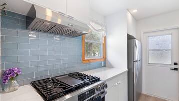 Een koelkast, een microgolfoven, een oven, een kookplaat