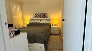 2 habitaciones, tabla de planchar con plancha, wifi y ropa de cama