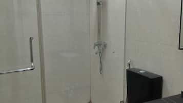 Comfort Double Room, Garden View | Bilik Mandi | Pancuran mandi, hulu semburan mandi hujan, selipar, tuala disediakan