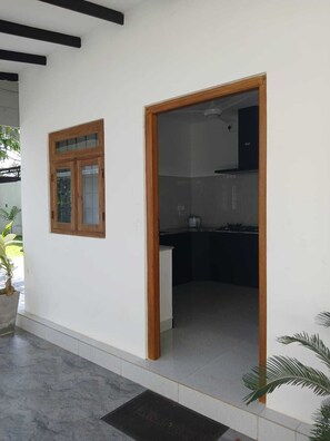 Quarto solteiro econômico, 1 cama de solteiro, vista para o jardim | Cozinha privada