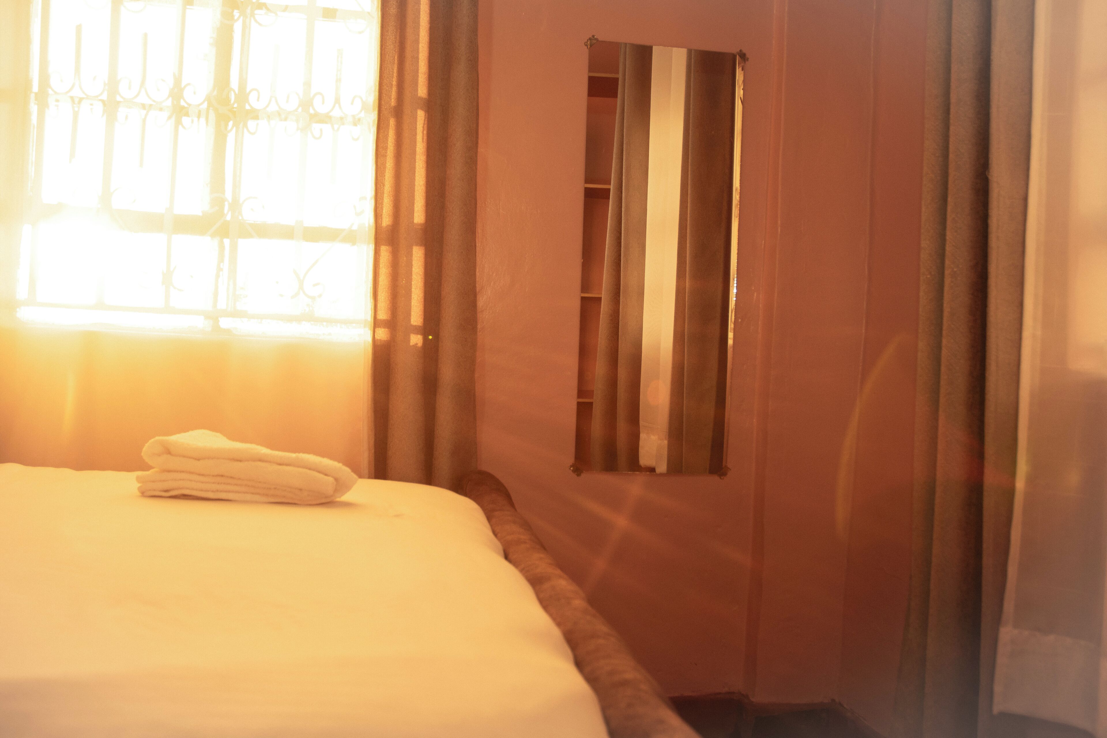 2 habitaciones, tabla de planchar con plancha, wifi y ropa de cama 