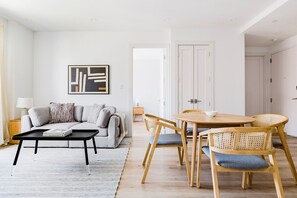 TV, stereo - Blueground | Dumbo, balcony & AC, near bridge (New York)