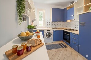 Kylskåp, ugn, spishäll och kaffe- och tebryggare