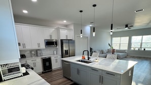 Coffee/tea maker, fridge, microwave, oven - Luxury, Brand NEW 4BR/3.5BA Townhome I South Tampa Gem I Central Location (Tampa)