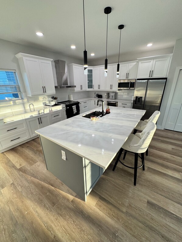 Fridge, microwave, oven, stovetop - Luxury, Brand NEW 4BR/3.5BA Townhome I South Tampa Gem I Central Location (Tampa)