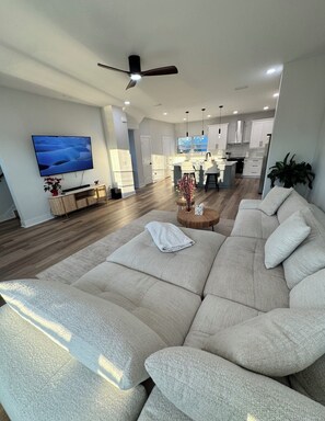 Smart TV - Luxury, Brand NEW 4BR/3.5BA Townhome I South Tampa Gem I Central Location (Tampa)