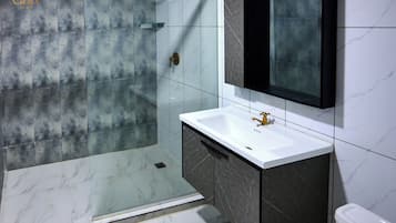 Habitación Deluxe doble, balcón, vistas a la piscina | Baño | Ducha, toallas, jabón y papel higiénico