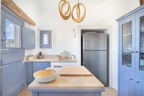 Fridge, oven, coffee/tea maker, electric kettle - Seaside 5BDR Bliss in Mykonos (Mikonos)