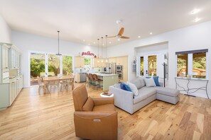 Smart TV y chimenea 
