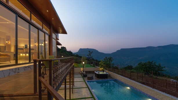 A modern hotel with a large balcony, a swimming pool, and a view of the mountains. - Villa 27 Amarja's Mountain Crest (Mawal)