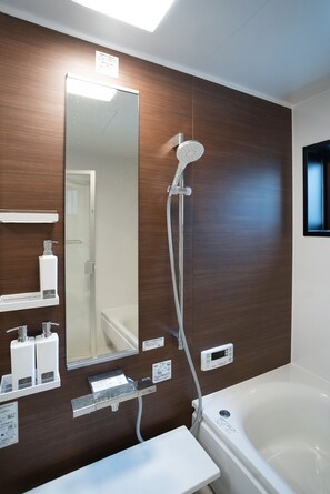 Superior Double Room, Non Smoking | Bilik Mandi | Tab mandi dan pancuran berasingan, pengering rambut, selipar