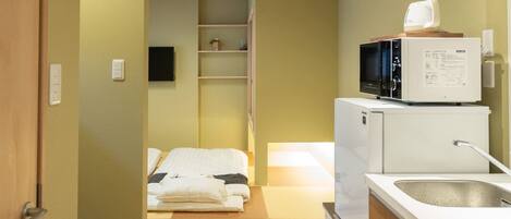 Chambre Double Standard, non-fumeurs | Cuisine privée | Réfrigérateur, micro-ondes, plaque de cuisson, bouilloire électrique