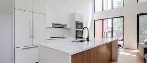 Refrigerador, microondas, horno, placa de cocina