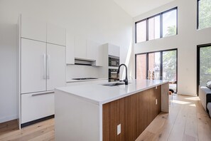 Fridge, microwave, oven, stovetop - Super modern penthouse in Shaw (Washington)
