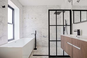 Shower, hair dryer, towels - Super modern penthouse in Shaw (Washington)