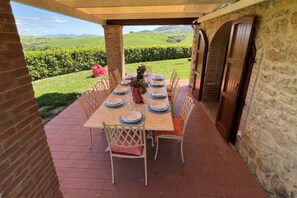 Outdoor dining - Ludovica and Marina Villas with 2 pools (Lajatico)