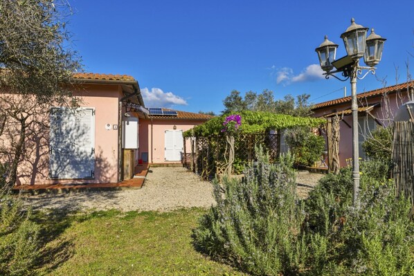 المنشأة من الخارج