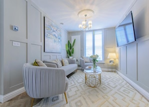 TV - Ultra Modern: Luxury 1 Bed Serviced Apartment (Dunstable)