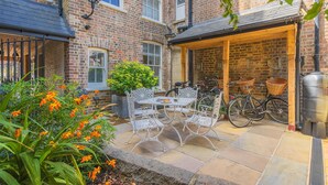 Outdoor dining - Ultra Modern: Luxury 1 Bed Serviced Apartment (Dunstable)