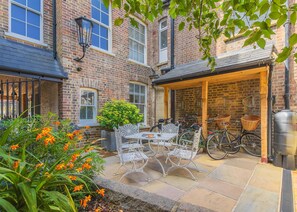Outdoor dining - Ultra Modern: Luxury 1 Bed Serviced Apartment (Dunstable)