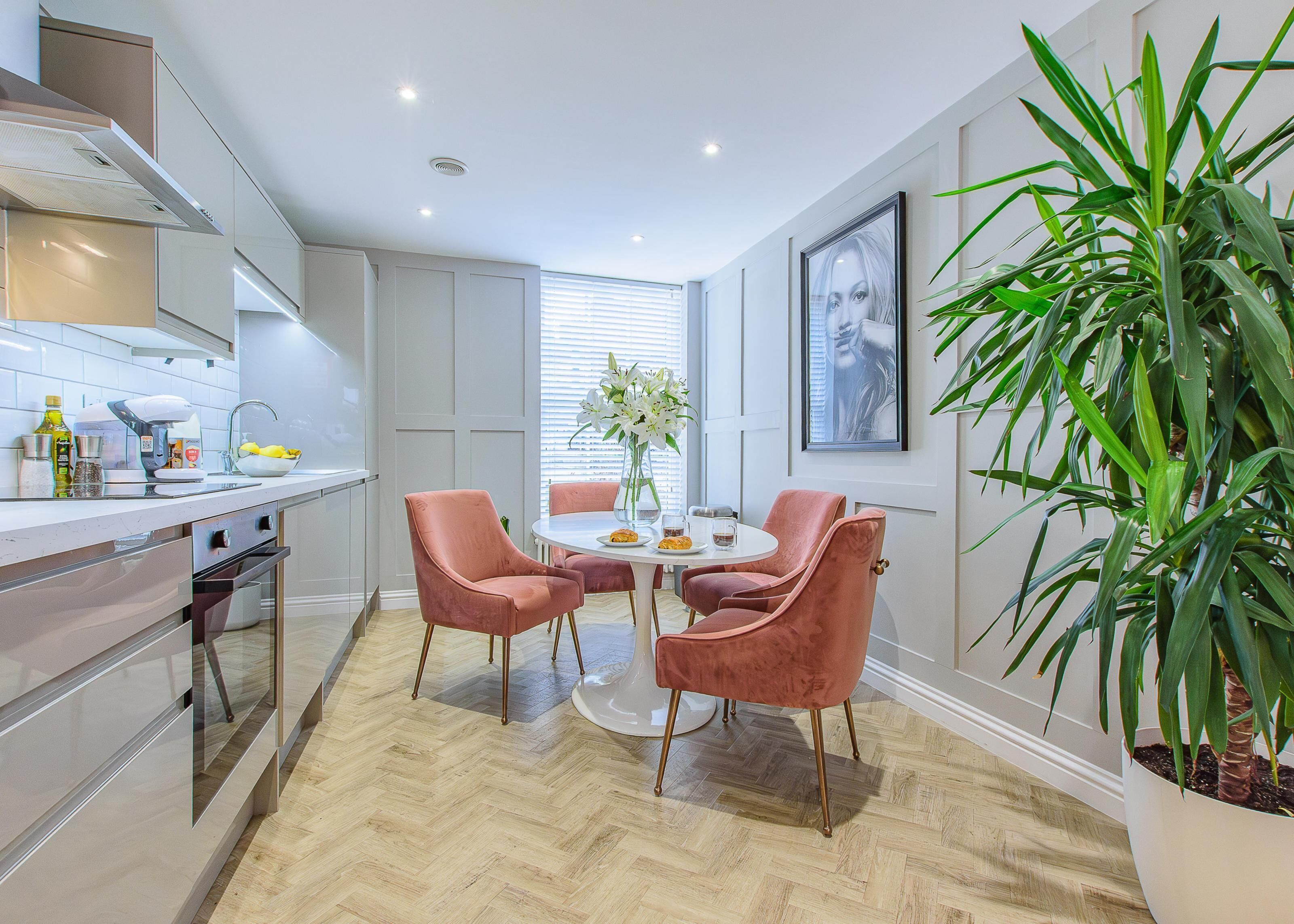 Frigorífico, microondas, horno y lavavajillas