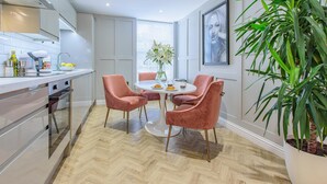 Coffee/tea maker, microwave, oven, stovetop - Ultra Modern: Luxury 1 Bed Serviced Apartment (Dunstable)