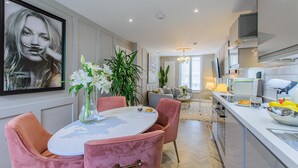 Dining - Ultra Modern: Luxury 1 Bed Serviced Apartment (Dunstable)